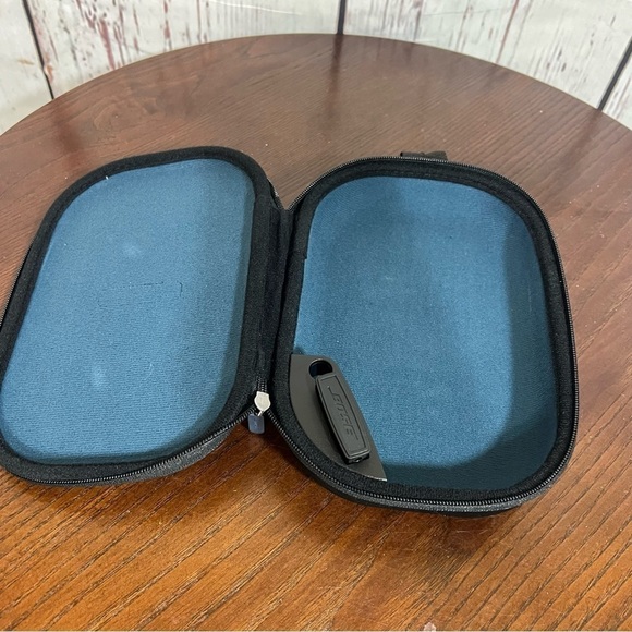 BOSE carrying hard case for headphone or speaker 8.5 x 6 x 1.5 - Picture 4 of 5